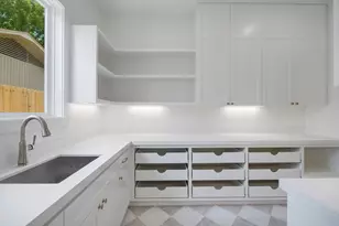 1726 Saxon Dr, Houston, TX 77018 - Photo 9