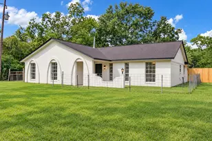 322 S Persimmon St, Tomball, TX 77375 - Photo 1