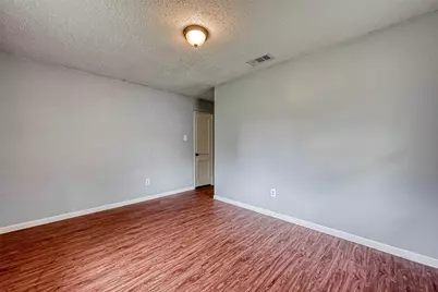 5431 Willow Glen Drive, Houston, TX 77033 - Photo 11