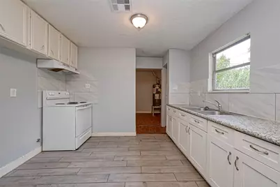 5431 Willow Glen Drive, Houston, TX 77033 - Photo 7