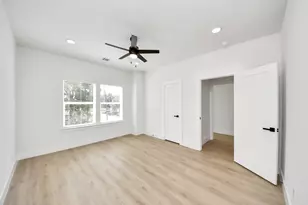 1316 W Willis St, Alvin, TX 77511 - Photo 21