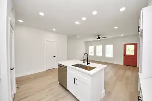 1316 W Willis St, Alvin, TX 77511 - Photo 11