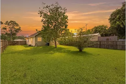 228 W Elm Avenue, Winnie, TX 77665 - Photo 17