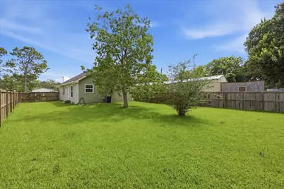 228 W Elm Avenue, Winnie, TX 77665 - Photo 19