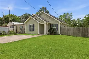 228 W Elm Ave, Winnie, TX 77665 - Photo 21