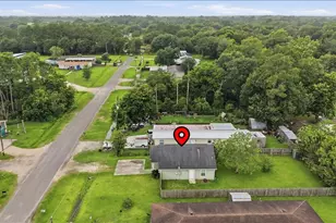 228 W Elm Ave, Winnie, TX 77665 - Photo 23