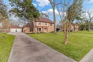 105 Poinciana Street St, Lake Jackson, TX 77566 - Photo 3
