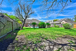 1415 Crystal Lake Cir E, Pearland, TX 77584 - Photo 5