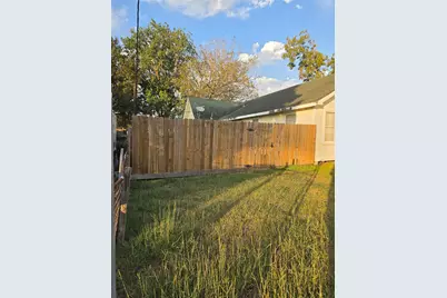 108 W Humble Street, Baytown, TX 77520 - Photo 7