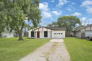 622 N 13th St, La Porte, TX 77571 - Photo 1