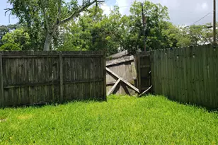 712 E Lobit St, Baytown, TX 77520 - Photo 19