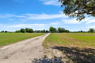 2422 Minks Rd, Wallis, TX 77485 - Photo 9
