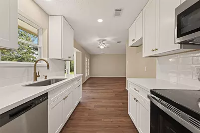 2305 Kingsway Drive, League City, TX 77573 - Photo 11