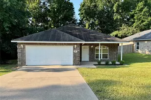 328 Greenleaf St, Huntsville, TX 77340 - Photo 1
