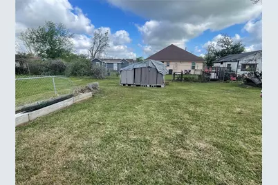 208 E Pecan Lane, Clute, TX 77531 - Photo 9