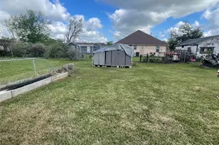 208 E Pecan Ln, Clute, TX 77531 - Photo 9