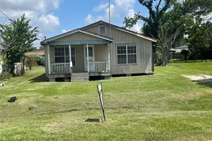 208 E Pecan Ln, Clute, TX 77531 - Photo 1