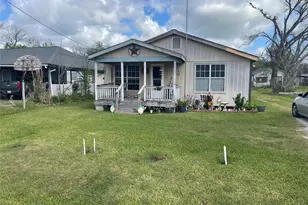 208 E Pecan Ln, Clute, TX 77531 - Photo 1