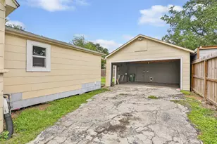 1005 N Main St, Dayton, TX 77535 - Photo 31