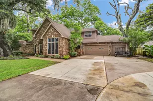 212 Live Oak Ln, Lake Jackson, TX 77566 - Photo 1
