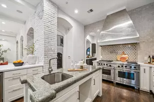 2330 Maroneal St, Houston, TX 77030 - Photo 9