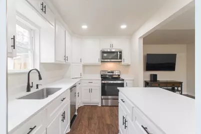 4913 Deerwood Circle, Baytown, TX 77521 - Photo 7