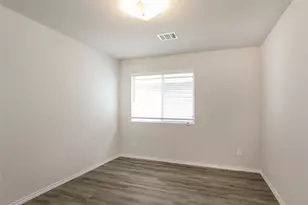 8626 Middleton Oaks Cir, Houston, TX 77028 - Photo 13