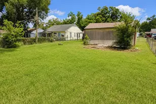 736 Kyle St, Angleton, TX 77515 - Photo 19