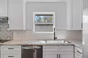 10151 Brinwood Dr, Houston, TX 77043 - Photo 11