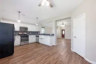 9418 Belleclaire Ln, Houston, TX 77044 - Photo 11