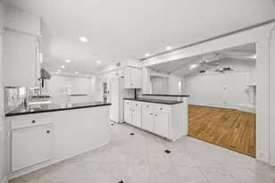 10103 Pine Forest Rd, Houston, TX 77042 - Photo 17