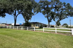 1515 N Mechanic St, El Campo, TX 77437 - Photo 3