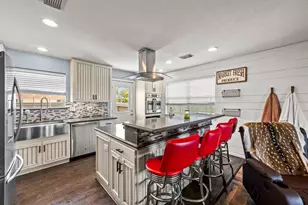 436 Pompano St, Bayou Vista, TX 77563 - Photo 9