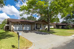 205 Klesel St, Schulenburg, TX 78956 - Photo 3