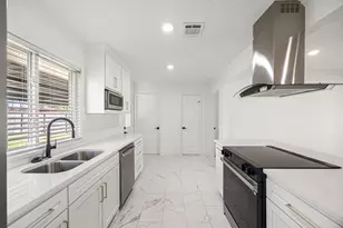 10230 Valencia Dr, Houston, TX 77013 - Photo 9