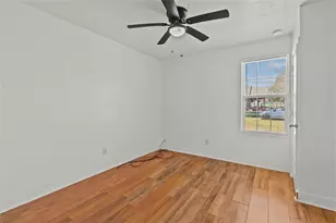 319 E B St, La Porte, TX 77571 - Photo 17
