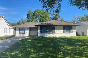243 Acacia St, Lake Jackson, TX 77566 - Photo 1