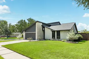 9 Sarita Ct, Angleton, TX 77515 - Photo 1