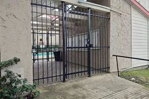 10855 Meadowglen Ln, Houston, TX 77042 - Photo 23