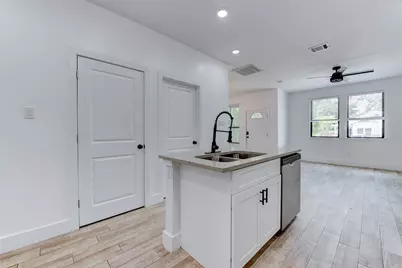 5121 Southwind Street #B, Houston, TX 77033 - Photo 11