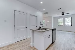 5121 Southwind St, Houston, TX 77033 - Photo 11