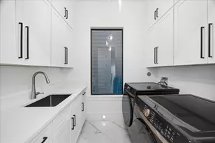 209 W 10th 1/2 St, Houston, TX 77008 - Photo 15