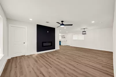 5827 Heron Drive, Houston, TX 77033 - Photo 5