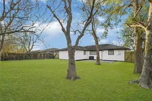 5827 Heron Dr, Houston, TX 77033 - Photo 31