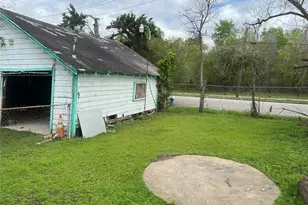 5745 Newport St, Houston, TX 77023 - Photo 9