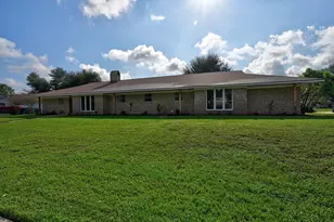687 Bending Oaks Dr, Bellville, TX 77418 - Photo 1