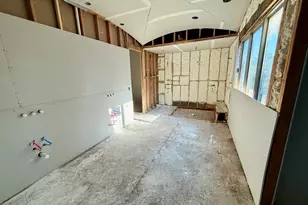 735 E 8th 1/2 St, Houston, TX 77007 - Photo 11
