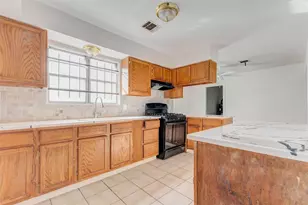 5622 Woodgreen St, Houston, TX 77033 - Photo 5