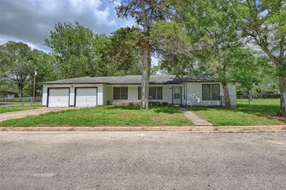 401 S Market Street, Hallettsville, TX 77964 - Photo 1