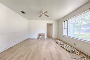 401 S Market St, Hallettsville, TX 77964 - Photo 3